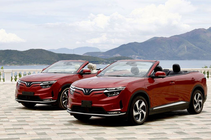 Mới đây, trên mạng xã hội đã xuất hiện hình ảnh của 2 chiếc ôtô điện thương hiệu Việt là VinFast VF8 mui trần khá đẹp mắt. Những hình ảnh này sau khi chia sẻ đã nhanh chóng thu hút sự chú ý của cộng đồng người yêu xe trong nước.