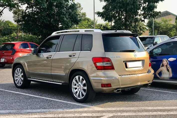 Phiên bản của mẫu SUV Mercedes-Benz GLK300 đời đầu vào năm 2009 và đăng ký vào khoảng đầu năm 2010 này từng được thương hiệu xe sang Mercedes-Benz tại Việt Nam phân phối và bán ra thị trường với mức giá xe Mercedes-Benz GLK300 là hơn 1,63 tỷ đồng trong khi phiên bản nâng cấp ra mắt năm 2012 có giá 1,654 tỷ đồng.