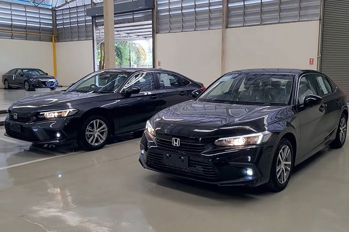 Honda Civic 2022 mới thế hệ thứ 11 đã ra mắt chính thức tại Thái Lan và nhiều khả năng Việt Nam sẽ là thị trường tiếp theo khi mẫu xe này đã bị bắt gặp khi đang đăng kiểm tại Hà Nội. Bước sang thế hệ mới, Honda Civic 2022 đã có sự "lột xác" từ trong ra ngoài nên đang là mẫu xe hạng C được quan tâm bậc nhất hiện nay.
