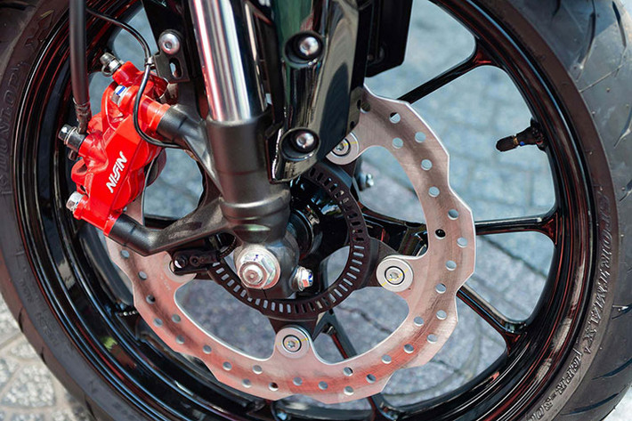 Phuộc sau của 2 xe đều là giảm xóc monoshock, nhưng CB150R được Honda trang bị cho cặp phuộc trước là cặp phuộc up-side-down của Showa 41mm, trong khi XS155R là phuộc up-side-down thông thường. Bù lại, XS155R nhỉnh hơn khi được trang bị bộ ly hợp Slipper Clutch, hạn chế tình trạng trượt bánh khi dồn số gấp. Trang bị này cũng có trên mẫu Exciter 155 VVA.