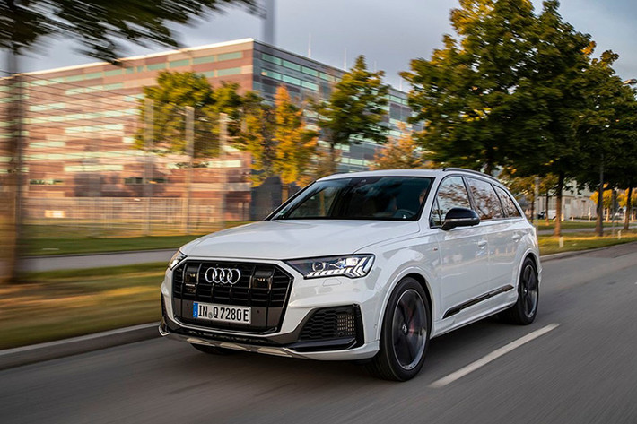 Audi Q7 2020 facelift sẽ cạnh tranh với các đối thủ Mercedes-Benz GLE, BMW X5, Volvo XC90... Ngoài Q7 facelift mới, lô xe Audi chính hãng mang về Việt Nam còn có bộ đôi xe A4 và Q3 mới. Mức giá xe Audi Q7 2020 facelift hiện chưa được công bố chính thức, dự kiến xe sẽ ra mắt trong tháng 3/2020 này.