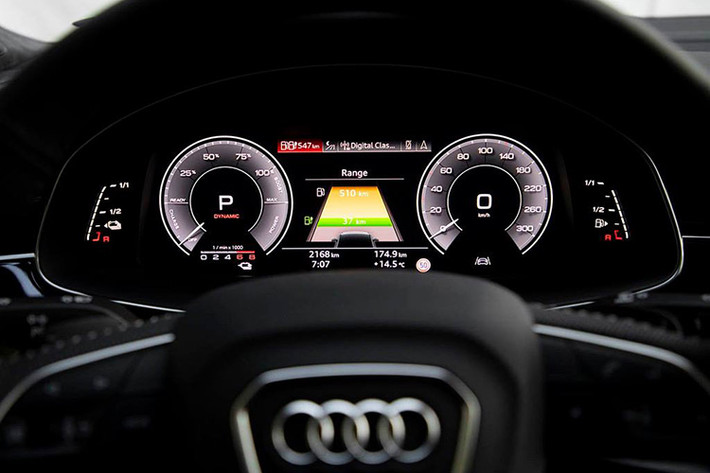 Bên trong Q7 nổi bật với hai màn hình hỗ trợ lái Audi Virtual Cockpit và cảm ứng trung tâm cỡ lớn tích hợp hệ thống giải trí MMI (Multimedia Interface) và hệ thống hỗ trợ hành trình thích ứng mới nhất, khi tắt màn hình cảm ứng trung tâm dường như vô hình trên bề mặt táp-lô phía trước bởi màu đen liền mạch với tổng thể. Nhìn chung, bảng điều khiển của Q7 facelift trông hiện đại hơn đáng kể nếu so với A4 facelift (B9).