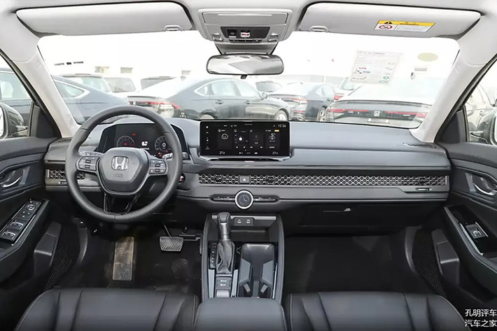 Bên trong khoang lái, Honda không thực hiện bất kỳ cải tiến lớn nào cho Accord 2026. Nội thất vẫn giữ nguyên bố cục với một màn hình cảm ứng cỡ lớn 15 inch, cụm đồng hồ kỹ thuật số và một núm xoay nhỏ được đặt bên dưới cửa gió điều hòa.