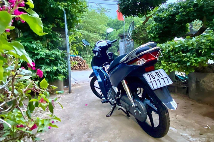 Sau đó, rất nhiều người đã đến nhà chị Thủy và ngỏ ý mua lại chiếc xe Honda Future giá 200 triệu đồng tuy nhiên chủ nhân chiếc xe lại muốn bán nó với giá cao hơn, lên tới 500 triệu đồng.
