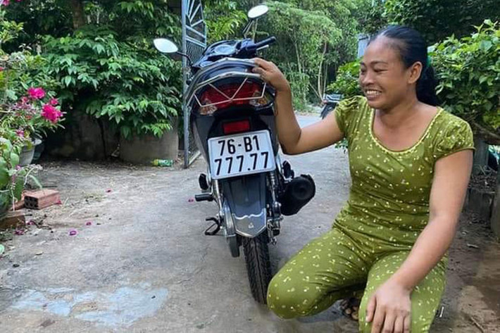 Mới đây, những hình ảnh người phụ nữ bên cạnh chiếc xe Honda Future biển ngũ quý 7 đã được chia sẻ khá nhiều trên mạng xã hội đã khiến nhiều người ngưỡng mộ, bởi phải may mắn lắm thì mới bấm được tấm biển số xe đẹp như thế và thường được gọi là "bàn tay vàng".