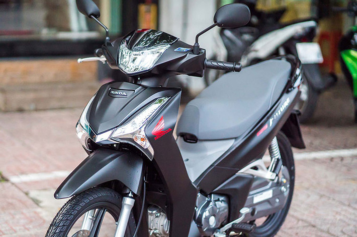 Bên cạnh đó, xe cũng tiếp tục được duy trì hộc đựng đồ lớn để vừa mũ bảo hiểm cả đầu. Ổ khóa thiết kế đa năng "4 trong 1" dễ sử dụng, an toàn và chống gỉ sét hiệu quả, bao gồm khóa điện, khóa từ, khóa cổ và khóa yên,... Mức giá xe Honda Future 125 FI 2022 bán ra chính hãng từ 30,290 đến 31,99 triệu đồng.