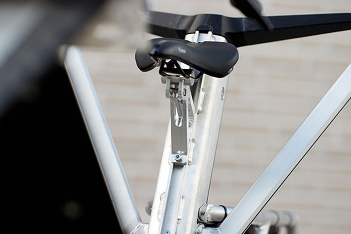 Về cơ bản, xe đạp điện AllWeatherBike tích hợp một phần khung uốn cong. Khung này được làm bằng các thanh nhôm uốn cong, và trên đó bạn cuộn một tấm nhựa dẻo dai trong suốt để bảo vệ người dùng khỏi mưa gió. Tấm nhựa này có thể cuộn gọn về phía trước khi không dùng đến, qua đó tạo nên khái niệm xe đạp “mui trần” như đã đề cập.