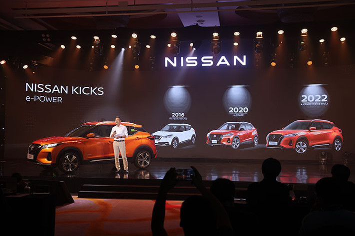Xe có 4 chế độ lái: Normal, Sport, Eco và EV. Bên cạnh công nghệ độc quyền và tiên phong e-POWER, Nissan Kicks còn mang đến các điểm nhấn công nghệ khác như: e-Pedal Step cho phép tăng/giảm tốc chỉ bằng bàn đạp ga, giúp cho việc điều khiển xe trở nên đơn giản hơn; Camera toàn cảnh 360° tích hợp hệ thống phát hiện vật thể di chuyển (MOD); Hệ thống hỗ trợ khởi hành ngang dốc (HSA); Cảnh báo chống buồn ngủ; Cruise Control, Phanh tay điện tử kết hợp Auto hold, Cảm biến lùi,...