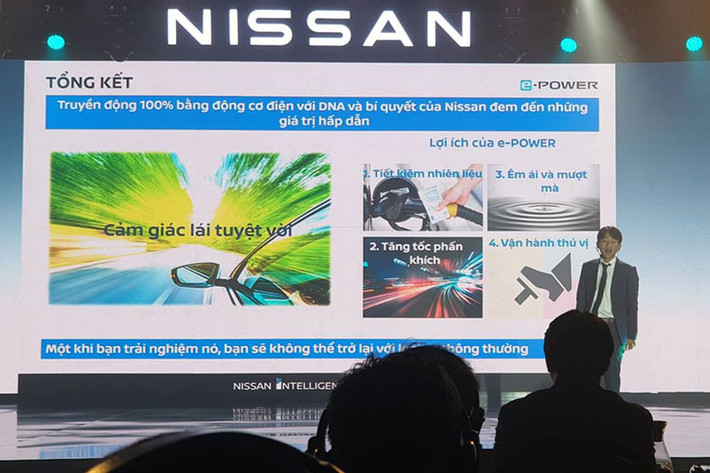 Bên cạnh đó, Nissan Kicks e-POWER được trang bị thêm động cơ xăng 1,2 lít DOHC 12 van 3 xi-lanh với nhiệm vụ dẫn động máy phát điện, được thiết kế để hoạt động ở dải tốc độ động cơ tối ưu nhằm mang lại hiệu suất hoạt động tốt nhất. Sự kết hợp này không chỉ cung cấp sức mạnh ấn tượng mà còn nâng cao hiệu suất sử dụng nhiên liệu đáng kể với 2.2L/km trong điều kiện vận hành trên đường nội đô (theo số liệu thử nghiệm tiêu chuẩn của Cục Đăng kiểm).