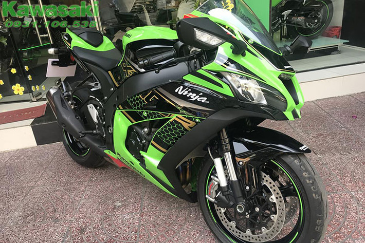 So với thế hệ cũ, Kawasaki ZX-10R thế hệ mới được trang bị kính chắn gió dài hơn 40mm, hai bên hông xe được trang bị các khe hở mang lại sự ổn định và chắc chắn khi xe di chuyển với tốc độ cao. Phiên bản 2021 của xe được nâng cấp hàng loạt công nghệ hiện đại...