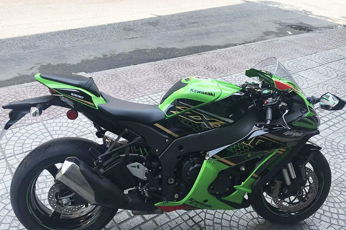 Về chiếc Kawasaki ZX-10 đời 2021, tổng thể ngoại thất xe được thừa hưởng thiết kế từ người anh em Ninja H2 với phần mũi gây ấn tượng bởi cặp đèn pha LED sắc lẹm như hai con mắt, chính giữa là hốc hút gió khiến tổng thể chiếc xe trông hầm hố, thể thao.