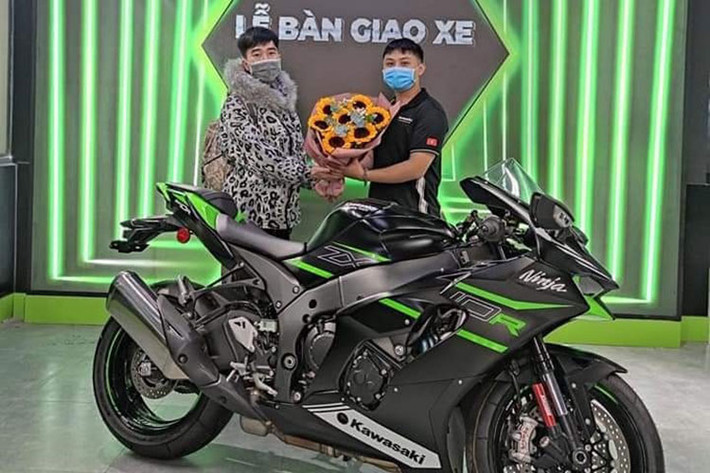 Trưa 9/1, mạng xã hội xuất hiện tràn lan clip một thanh niên mua xe Kawasaki Ninja ZX-10R đắt tiền và không khó để nhận ra chủ nhân của chiếc xe môtô phân khối lớn đó chính là nghi phạm trong vụ cướp ngân hàng Vietcombank tại Hải Phòng.