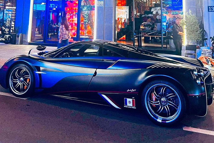 Trong khi Cường Đô la di chuyển trên chiếc xe Bentley Continental GT V8 thế hệ mới, Minh Nhựa lại chọn siêu phẩm "thần gió" tới hội ngộ với người bạn của mình, đây cũng là lần đầu tiên Minh Nhựa cưỡi Pagani Huayra ra đường.