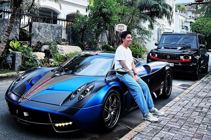 Trong số những chiếc siêu xe hypercar đang có mặt tại Việt Nam, siêu phẩm Pagani Huayra của Minh Nhựa luôn nhận được sự quan tâm của giới mê xe trong nước. Con trai duy nhất của đại gia ngành nhựa tại quận 6 rất hiếm khi cho xe Pagani Huayra xuất hiện trên đường phố dù đã sở hữu được 6 năm qua.