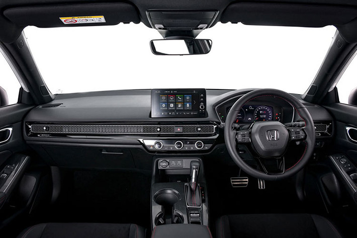 Civic RS 2022 mới có Honda Connect với màn hình cảm ứng 9 inch, Apple CarPlay không dây và chức năng điều khiển xe từ xa thông qua ứng dụng điện thoại thông minh. Bản thấp cấp hơn sẽ được trang bị màn hình 7 inch, Apple Carplay có dây. Trên phiên bản RS và EL sẽ có 8 loa nhưng không phải là loa Bose.