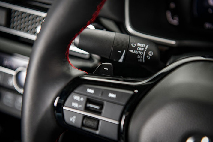 Theo số liệu Honda công bố, Honda Civic thế hệ mới có mức tiêu thụ nhiên liệu trên đường hỗn hợp của thế hệ mới là 17,2 km/L (tương đương 5,8L/100km). Nhưng nó sẽ có mức tiêu thụ nhiên liệu tốt hơn nếu xe được trang bị công nghệ Idle Stopping (chức năng tắt máy tạm thời).