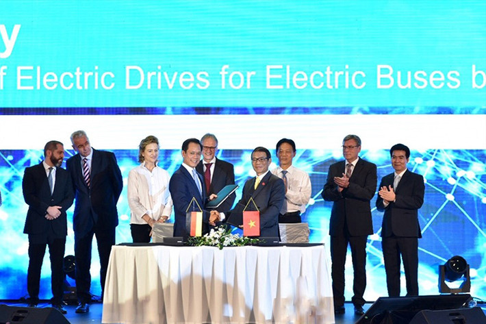 Hiện VinBus sẽ tập trung vận hành tại Hà Nội, TP.HCM và Phú Quốc với số lượng xe khoảng từ 150-200 xe. Thời gian hoạt động dự kiến từ 05:00 – 22:00h hàng ngày, bình quân 10-20 phút một lượt xe. Trước đó, năm 2019, Vingroup công bố thành lập Công ty TNHH Dịch vụ vận tải VinBus có vốn điều lệ 1.000 tỷ đồng, hoạt động trong lĩnh vực vận tải hành khách công cộng theo mô hình phi lợi nhuận.
