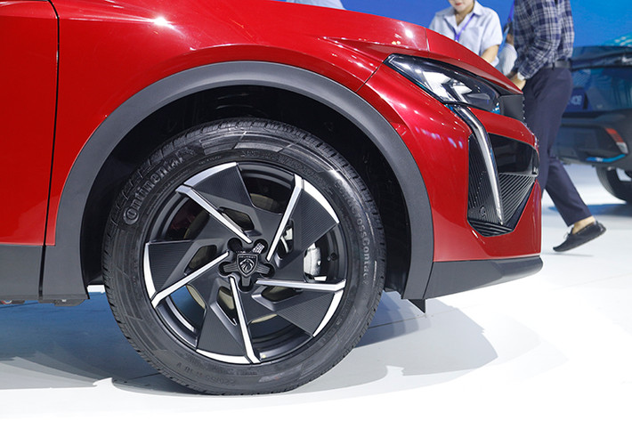 Xe sở hữu đường nét thể thao mạnh mẽ cùng sự lịch lãm và kiểu dáng thiên về coupe độc đáo, đầu xe sở hữu lưới tản nhiệt thiết kế tràn viền cùng hệ thống đèn LED có hình dạng nanh và 3 móng vuốt sư tử. Đây cũng là mẫu xe Peugeot đầu tiên tại Việt Nam có logo mới của hãng.