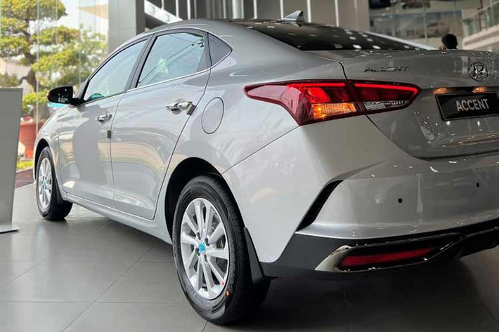 Do là xe lắp ráp trong nước nên cả 3 mẫu xe đầu bảng phân khúc sedan cỡ C đều hưởng ưu đãi giảm 50% lệ phí trước bạ từ chính phủ, cộng thêm ưu đãi chính hãng, khách mua xe mới được miễn 100% lệ phí trước bạ. Trong phạm vi cuộc đua này, Hyundai Accent vẫn giữ được lợi thế với mức giảm khá sâu trong khi giá niêm yết luôn thuộc nhóm rẻ nhất phân khúc.