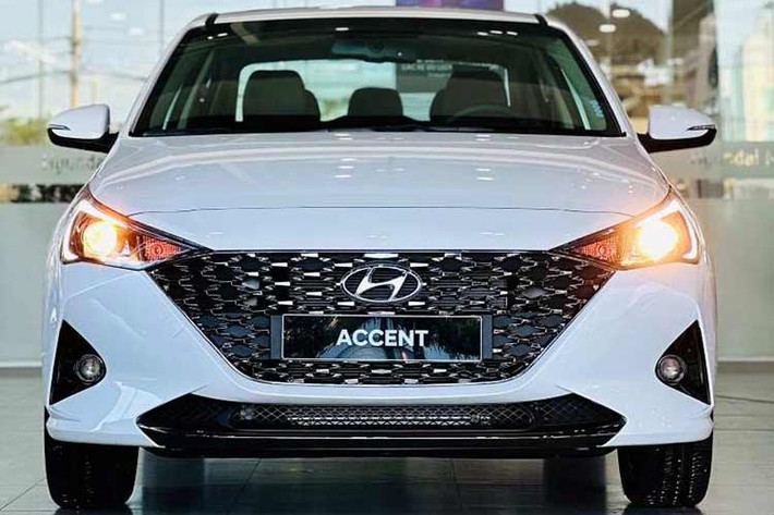Hyundai Accent 2023 Dù là mẫu xe có doanh số tốt nhất phân khúc nhưng Hyundai Accent vẫn nhiệt tình giảm giá để duy trì sức nóng. Hiện tại, Hyundai Accent đang được đại lý áp dụng chương trình ưu đãi cao nhất 30-45 triệu đồng và giảm thêm 50% lệ phí trước bạ cho khách hàng mua xe trong tháng 11. Hiện tại, giá xe Hyundai Accent niêm yết từ 426,1 - 542,1 triệu đồng.