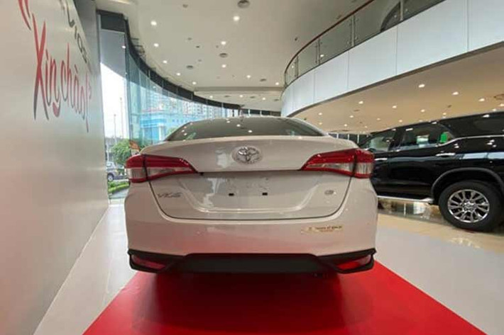 Toyota Vios hiện là phiên bản nâng cấp giữa vòng đời, được Toyota Việt Nam giới thiệu với khách hàng vào tháng 5/2023. Những nâng cấp nổi bật ở Toyota Vios 2023 đã làm thay đổi nhẹ ngoại hình, tăng thêm trang bị tiện nghi, an toàn nhưng bấy nhiêu đó vẫn chưa làm thỏa mãn khách hàng.