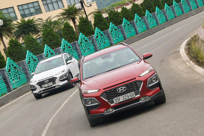 Giá xe Hyundai Kona tại Việt Nam chỉ từ 636 triệu đồng, phiên bản Kona tiêu chuẩn đã có thể đến tay người tiêu dùng. Với các phiên bản cao hơn, mức giá lần lượt là 699 triệu và 750 triệu. Đặc biệt trong tháng 9/2020, người mua xe KONA được hưởng khuyến mại không dưới 20 triệu đồng cho mỗi xe. Đây là lí do khiến KONA trở thành mẫu xe được lựa chọn hàng đầu.