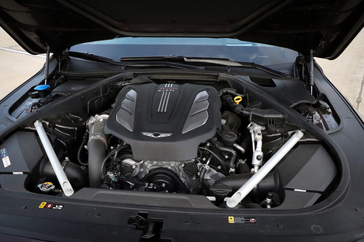 Genesis G90 trang bị khối động cơ V8 5.0 lít cho công suất tối đa 420 mã lực, mô men xoắn cực đại 520 Nm. Ngoài ra, còn có thêm một phiên bản rẻ hơn sử dụng động cơ V6 3.3 lít tăng áp kép, sản sinh công suất 365 mã lực và 510 Nm mô men xoắn.