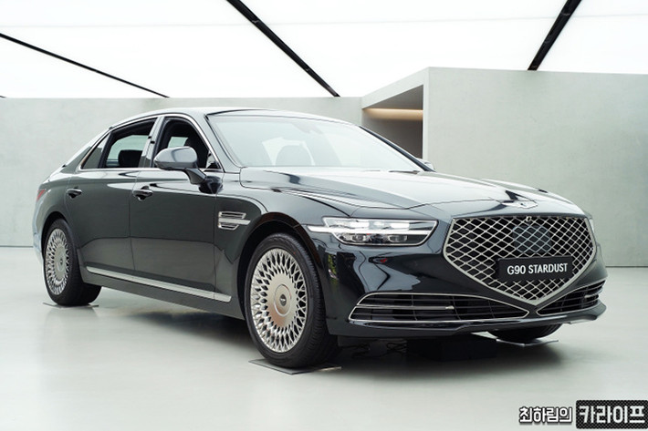 Genesis G90 2021 mới có thêm một phiên bản đặc biệt mang tên Stardust với số lượng tung ra 50 chiếc, nhìn lướt qua Genesis G90 Stardust sở hữu thân xe sơn 2 tông màu theo phong cách khá giống Maybach hay một số dòng sedan siêu sang khác như Rolls-Royce.