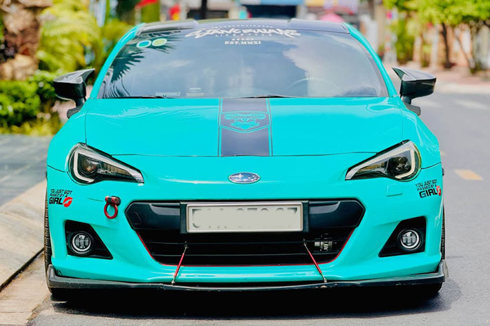 Chiếc Subaru BRZ 2012 hàng hiếm trong bài viết hiện đang được rao bán tại TP.HCM với mức giá 839 triệu đồng – giảm hơn 1,3 tỷ đồng so với tổng chi phí lăn bánh ban đầu ước tính khoảng 2,1 tỷ đồng. Mức khấu hao lớn nhưng theo người bán, lý do chính đến từ việc xe đã được nâng cấp rất nhiều, đi kèm quãng đường lăn bánh khá ít: chỉ khoảng 33.000 km.