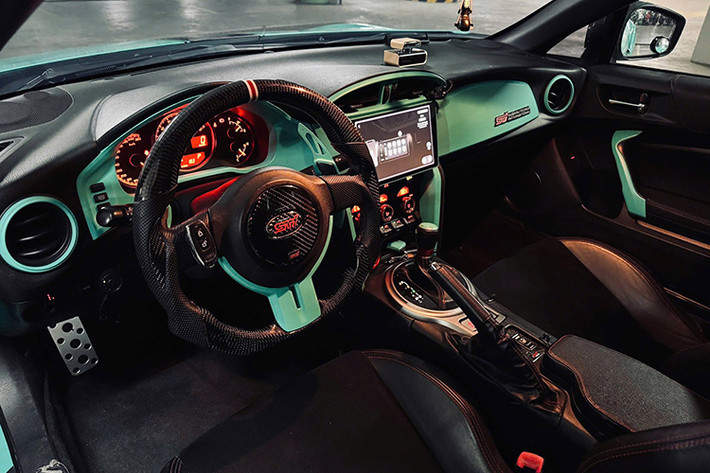 Bên trong khoang cabin, Subaru BRZ 2012 được nâng cấp vô-lăng bọc carbon, màn hình giải trí trung tâm và hệ thống âm thanh cũng được thay thế bằng loại mới. Chủ xe cho biết trong lần bảo dưỡng gần nhất, nhiều linh kiện đã được thay mới như phuộc, cao su gầm, bướm ga, cảm biến, bugi và mô-bin đánh lửa – giúp xe vận hành ổn định hơn.