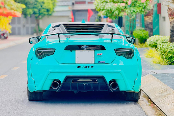 Chiếc BRZ này đã được nâng cấp toàn diện về ngoại thất. Xe sở hữu bodykit hầm hố, cụm đèn trước/sau được thay bằng loại "độ" của Vland kèm theo đó là đuôi gió thể thao. Mâm xe cũng được thay bằng loại 18 inch hai mảnh và hệ thống ống xả "on/off" tăng trải nghiệm âm thanh khi lái. Một điểm nhấn khác là lớp sơn màu xanh cyan độc đáo.