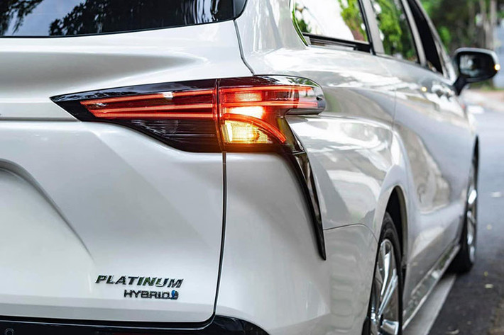 Thiết kế của Toyota Sienna 2021 có ngoại hình sắc sảo và thanh thoát hơn khá nhiều so với người tiền nhiệm. Xe được trang bị hệ thống đèn LED toàn bộ và đèn pha thông minh, bộ la-zăng 5 chấu kép kích cỡ 20 inch,... cùng nhiều chi tiết được làm mới bắt mắt hơn.