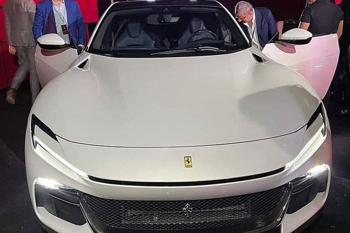 Thiết kế bên ngoài của Purosangue 2023 dựa nhiều vào mẫu coupe Roma thanh lịch của Ferrari. "Phần eo" của xe bị bóp lại, mái nhà bằng sợi carbon, đèn pha LED cực ngầu và đèn hậu mang hơi hướng của chiếc xe Coupe 2+2 đã được sửa đổi trên Ferrari Purosangue 2023. Xe sở hữu bộ la-zăng có kích thước 22 inch cho bánh trước và bánh sau là 23 inch. Xe có trọng lượng 2 tấn.