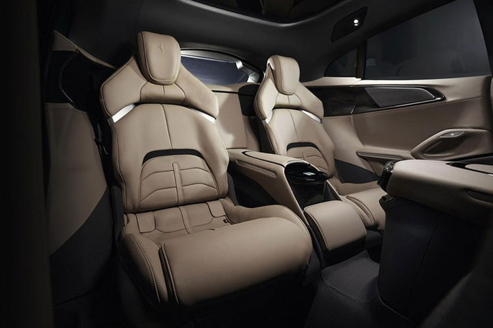 Là chiếc xe Ferrari duy nhất cung cấp chỗ ngồi thoải mái cho 4 người, Purosangue có hàng ghế trước và sau riêng biệt, có nghĩa là không có băng ghế ở phía sau cho người thứ 5 ngồi và cả hai hàng ghế đều có bảng điều khiển trung tâm để chơi. Người ngồi hàng ghế sau có thể thoải mái chỉnh ghế và khi không cần, có thể gập xuống để tăng thể tích cho khoang hành lý.