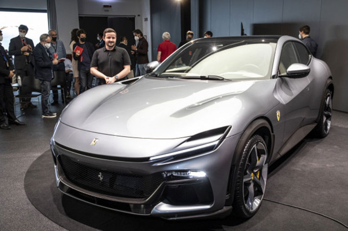 Ferrari Purosangue 2023 mới có thể đến muộn với bữa tiệc siêu SUV hay SUV hạng sang với những Lamborghini Urus Performante 2023, Aston Martin DBX 707 hay thậm chí Bentley Bentayga Speed nhưng với kiểu dáng đẹp lấy cảm hứng từ Roma và động cơ V12 đặt phía trước với tốc độ tối đa 310 kmh, siêu ngựa gầm cao máy thoáng đầu tiên của Ferrari rất đáng để chờ đợi.