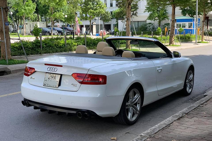 Được xem là đối thủ của BMW 325 Ci hay Lexus IS 250C, tuy nhiên ngoại hình của xe sang Audi A5 Cabriolet không hầm hố, khỏe khoắn mà có phần hiền hơn. Sở hữu những đường nét đơn giản và tinh tế, Audi phát triển A5 Cabriolet dựa trên mẫu A5 Coupe nhưng không sử dụng mui cứng như những đối thủ mà quyết định lựa chọn mui mềm.