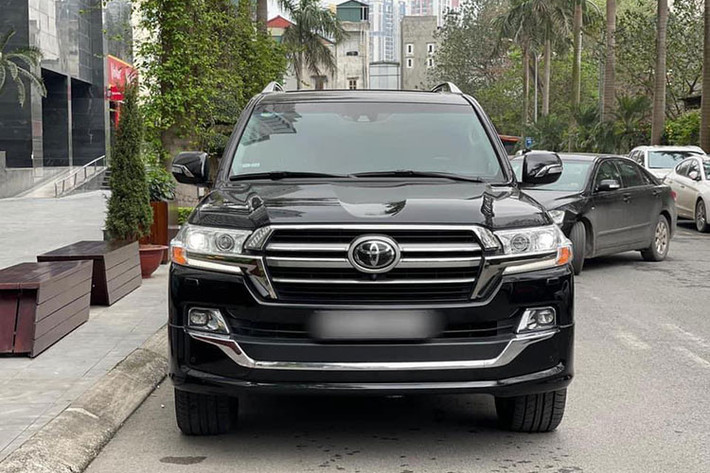 Tuy nhiên, chiếc xe trong bài được xem là khá đặc biệt khi chỉ mới lăn bánh khoảng hơn 1000km. Các chi tiết gần như còn rất mới. Xe có chiều Dài x Rộng x Cao tương ứng ở mức 4.990 x 1.980 x 1.905 mm, trục cơ sở 2.850 mm. Chiếc xe trong bài là bản VXS được độ bởi hãng MBS sở hữu ngoại thất hầm hố, dữ dằn hơn bản hiện hành chính hãng. Phần đầu xe với lưới tản nhiệt mạ crom hoàn toàn và cứng cáp nhờ những thanh ngang to bản nối liền hệ thống đèn chiếu sáng Full-Led.