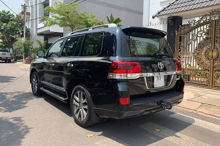 Dung tích động cơ lớn góp phần đẩy giá bán Toyota Land Cruiser VSX nhập khẩu này lên gần ngang bằng với một chiếc SUV hạng sang Lexus LX570 chính hãng. Bù lại, chiếc xe này sở hữu gần như đầy đủ tất các trang bị tiện nghi và an toàn cao cấp nhất của dòng xe này.