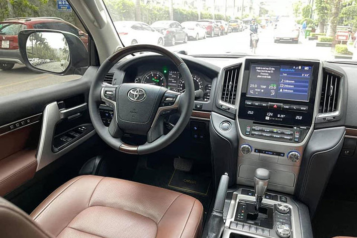 Bên trong nội thất xe theo quan sát có thể thấy một số chi tiết của Land Cruiser VXS 5.7L 2018 thiết kế tương tự bản VXR 4.6L. Da bọc là loại cao cấp, một số chi tiết ốp gỗ, kim loại chế tác tinh tế...