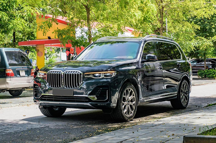 Chiếc xe SUV BMW X7 xDrive40i 2020 chính hãng xuất hiện tại thị trường Việt Nam vào năm 2019, sở hữu gói trang bị M Sport thể thao với màu sơn xanh đen ở ngoại thất kết hợp nội thật bọc màu da bò sang trọng. Chiếc xe SUV hạng sang này được chủ nhân chào bán trên sàn xe cũ Hà Nội dù chỉ lăn bánh với số oddo khá thấp.