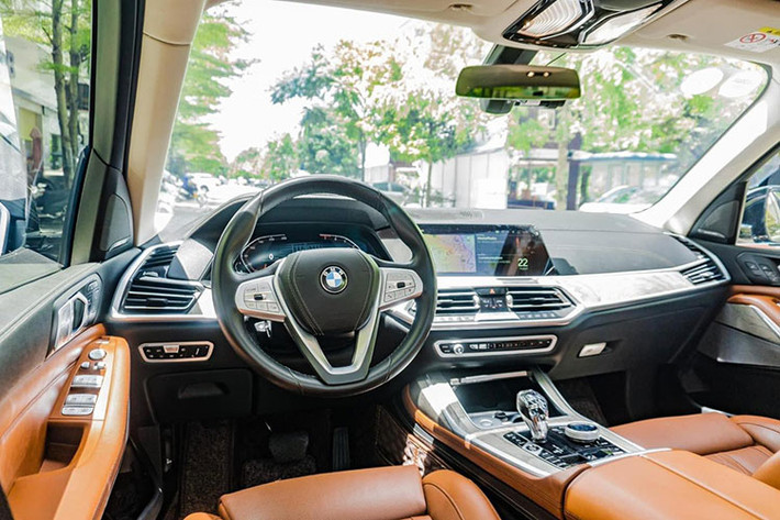 Thuộc phiên bản xDrive 40i M Sport nên khoang nội thất của X7 sở hữu vô-lăng mang thiết kế tròn, tích hợp nhiều nút bấm tiện ích và được bổ sung logo của M Performance. Một khác biệt nữa trên phiên bản M Sport so với phiên bản tiêu chuẩn là lẫy chuyển số được bổ sung ngay sau vô-lăng giúp cho người lái có thể tự tin chuyển số khi vận hành X7 ở tốc độ cao.