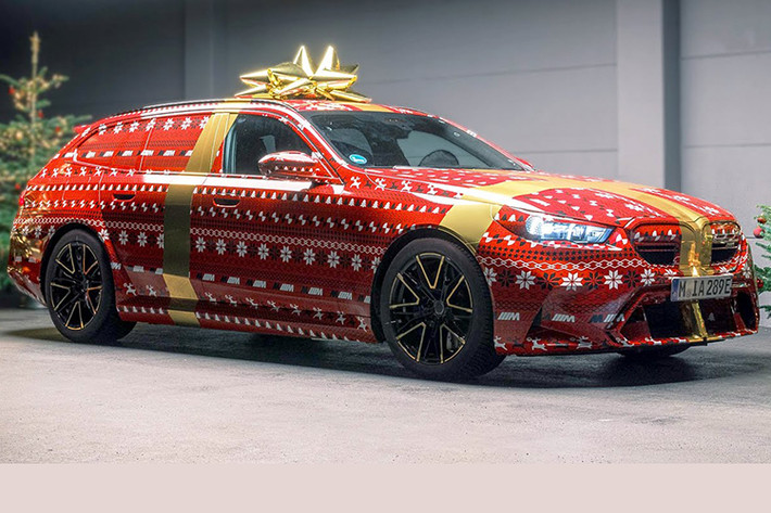 Món quà Giáng sinh của BMW dành cho tất cả những người yêu thích xe wagon là bộ ảnh mới nhất về M5 Touring, trước khi BMW M5 Touring bản Giáng sinh sẽ chính thức được ra mắt vào năm 2024.