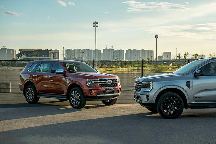 Giá xe Ford Everest 2022 mới tại Việt Nam được ấn định khởi điểm từ 1,099 tỷ và cao nhất lên tới 1,452 tỷ đồng, vẫn thấp hơn một chút so với đối thủ trực tiếp là Toyota Fortuner (cao nhất 1,459 tỷ đồng).