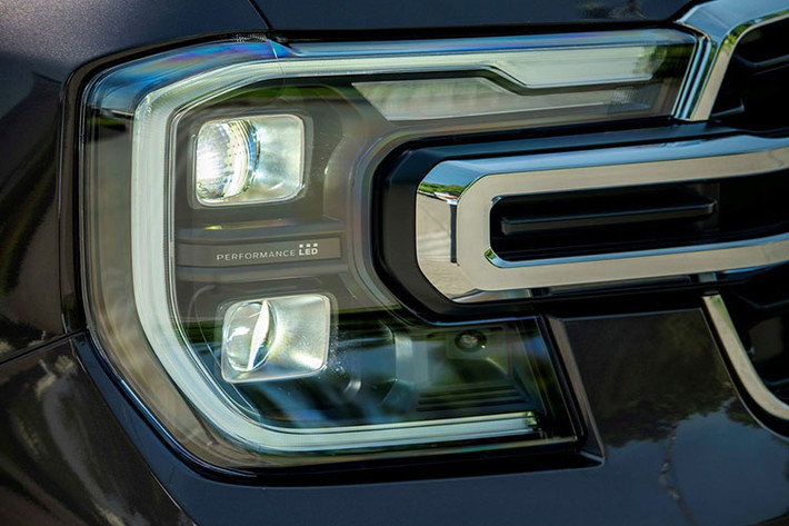 ADN thiết kế toàn cầu của Ford cũng được thể hiện rõ thông qua hệ thống đènLED Matrix hình chữ C lần đầu xuất hiện (trên bản cao nhất) và thanh lưới tản nhiệt to bản chạy ngang suốt chiều rộng của xe, tạo nên vẻ chắc chắn và nam tính.