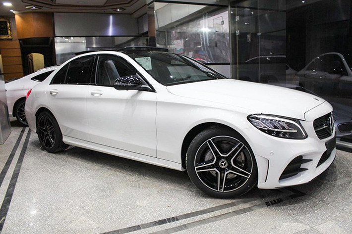 Không chỉ tậu chiếc xe sang Mercedes-Benz C300 AMG 2020 đắt tiền, trong buổi nhận bàn giao xe này, tuổi thật của Nguyễn Bảo Khánh - K-ICM cũng được tiết lộ là sinh vào năm 1999, thay vì những mốc năm 1993 hay 1995 như trước đó mà anh chàng này đã từng công bố.