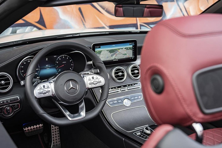 Bên trong Mercedes-Benz C300 AMG 2020 sở hữu trang bị nội thất đáng chú ý với chất liệu gỗ ốp màu xám, bảng đồng hồ kỹ thuật số với màn hình 12,3 inch, vô lăng 3 chấu bọc da Nappa, tích hợp 2 nút điều khiển cảm ứng, mặt táp-lô và thành cửa bọc da Artico, đồng hồ xem giờ ở cụm điều khiển trung tâm, ốp bậc cửa phát sáng với hệ thống đèn viền 64 màu.