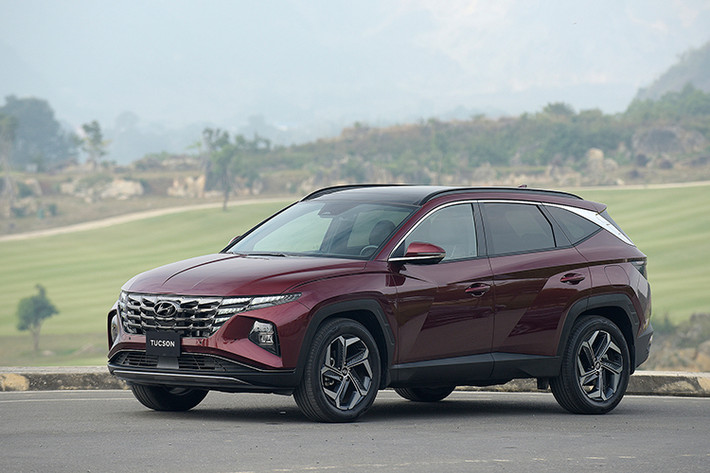 Như vậy, Hyundai Tucson tăng giá dao động từ 799 - 959 triệu đồng. So với đối thủ Mazda CX-5 có giá từ 749 - 999 triệu đồng, Hyundai Tucson có mức khởi điểm cao hơn nhưng bản cao cấp nhất lại có giá thấp hơn. Trong khi đó, so với Honda CR-V có giá từ 1,109 - 1,31 tỷ đồng, mẫu xe Hàn Quốc này vẫn rẻ hơn đáng kể.