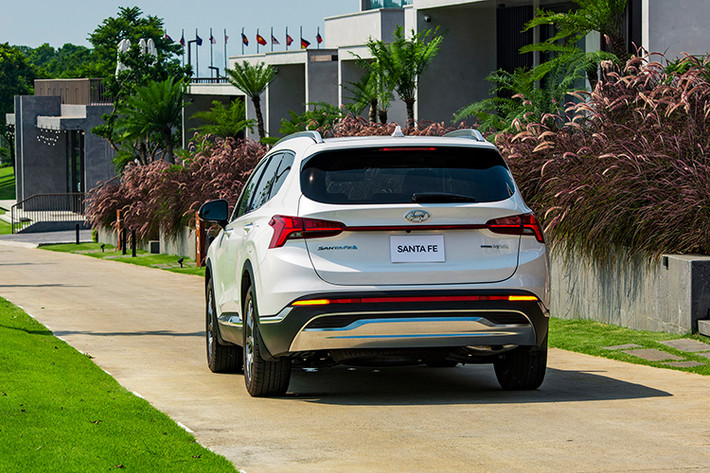 Theo giải thích của nhân viên tư vấn bán hàng tại đại lý, nguyên nhân khiến Hyundai SantaFe tăng giá trở lại là do ảnh hưởng của giá nguyên vật liệu đầu vào.