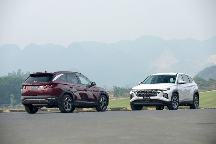 Cụ thể, Hyundai Tucson bản 2.0 Xăng tiêu chuẩn sẽ có giá mới là 799 triệu đồng, tăng 30 triệu đồng so với tháng trước. Phiên bản 2.0 Xăng đặc biệt có giá 879 triệu đồng, tăng 40 triệu đồng.