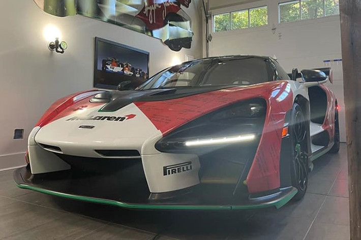 Trên toàn thế giới chỉ có đúng 500 chiếc siêu xe McLaren Senna được sản xuất, trong đó, hiện đã có một chiếc xe McLaren Senna về Việt Nam do đại gia thẩm mỹ Sài Gòn - Hoàng Kim Khánh đặt mua từ 1 đại lý ở Dubai. Chính vì thế, thông tin chiếc xe hypercar McLaren Senna thứ hai sắp có mặt tại Việt Nam đã nhận được sự chú ý.